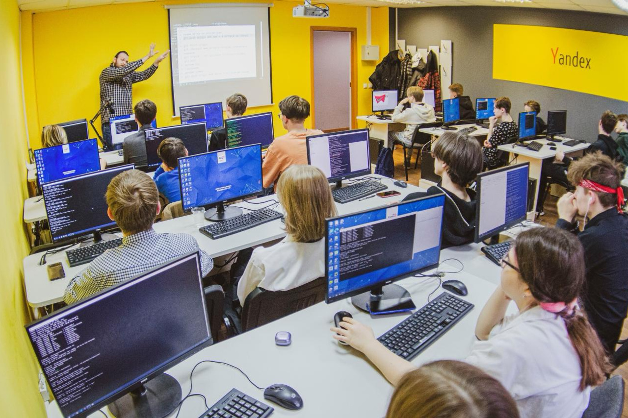 Работник офиса. Ситуационный диспетчерский центр. Офис с сотрудниками. Рабочая обстановка в офисе. Учебный центр.