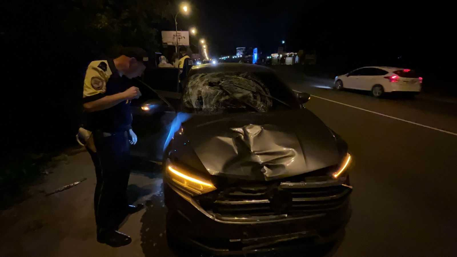 На машине остались глубокие вмятины На машине остались глубокие вмятины