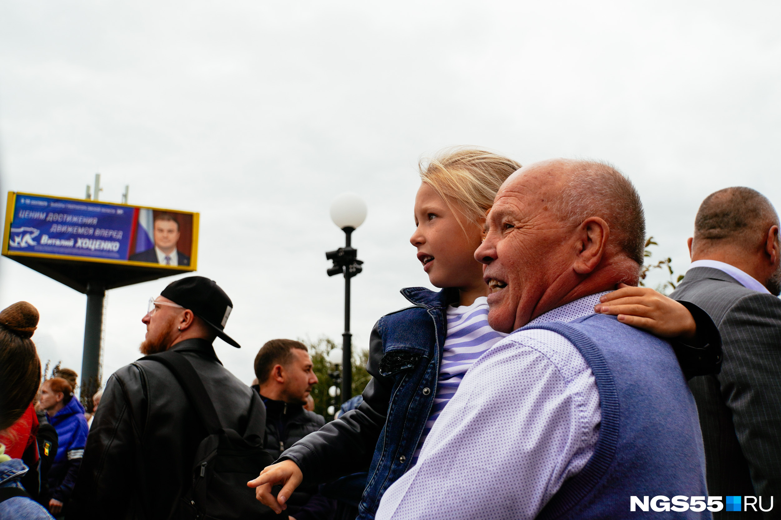 Дочь Алексея Тищенко сразу узнала бюст, который посвящен ее отцу. Девочка с восторгом воскликнула: «Это папа! Папа!» На этом снимке она сидит на руках у дедушки