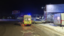 «Умер в скорой»: под Новосибирском разбился водитель Toyota Camry – машина врезалась в столб