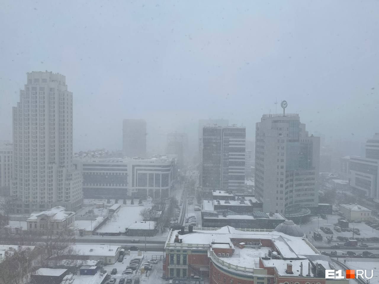 Екатеринбург заметает мощнейший снегопад. Когда он закончится?