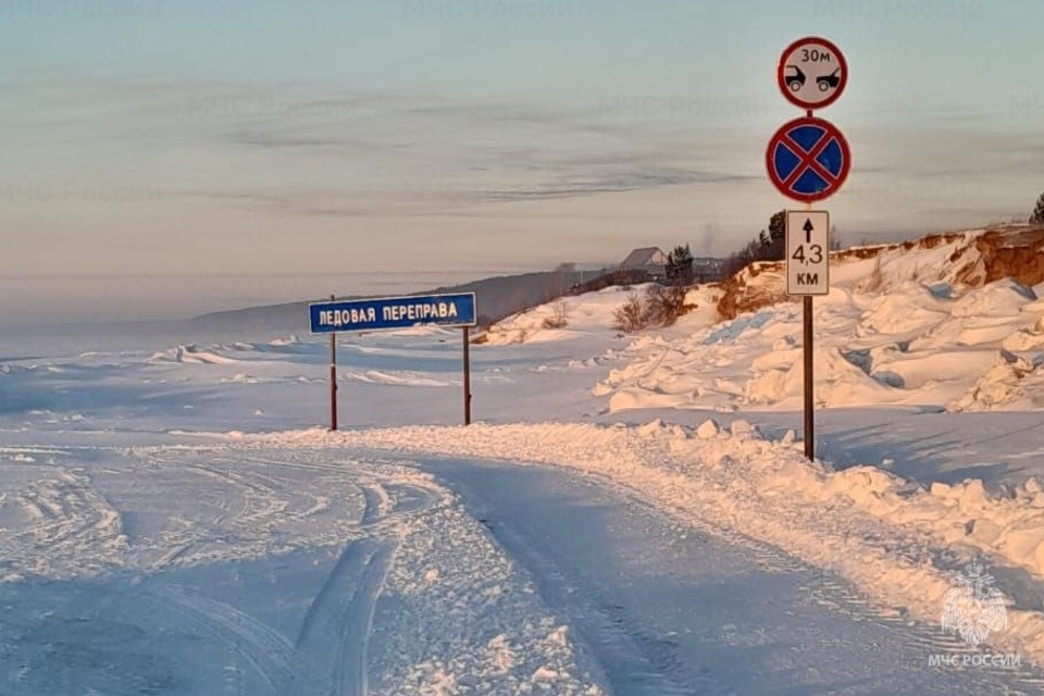 Дети идут в школу. Масочный режим в школе для детей. Расписание школьных каникул. Когда каникулы у школьников зимой. Когда начинаются зимние каникулы.