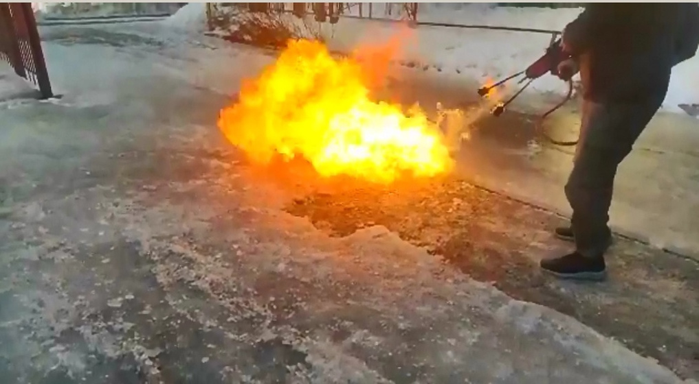«Между нами тает лед»: два депутата раздобыли огнемет и стали плавить тротуары Новосибирска — видеовыходка