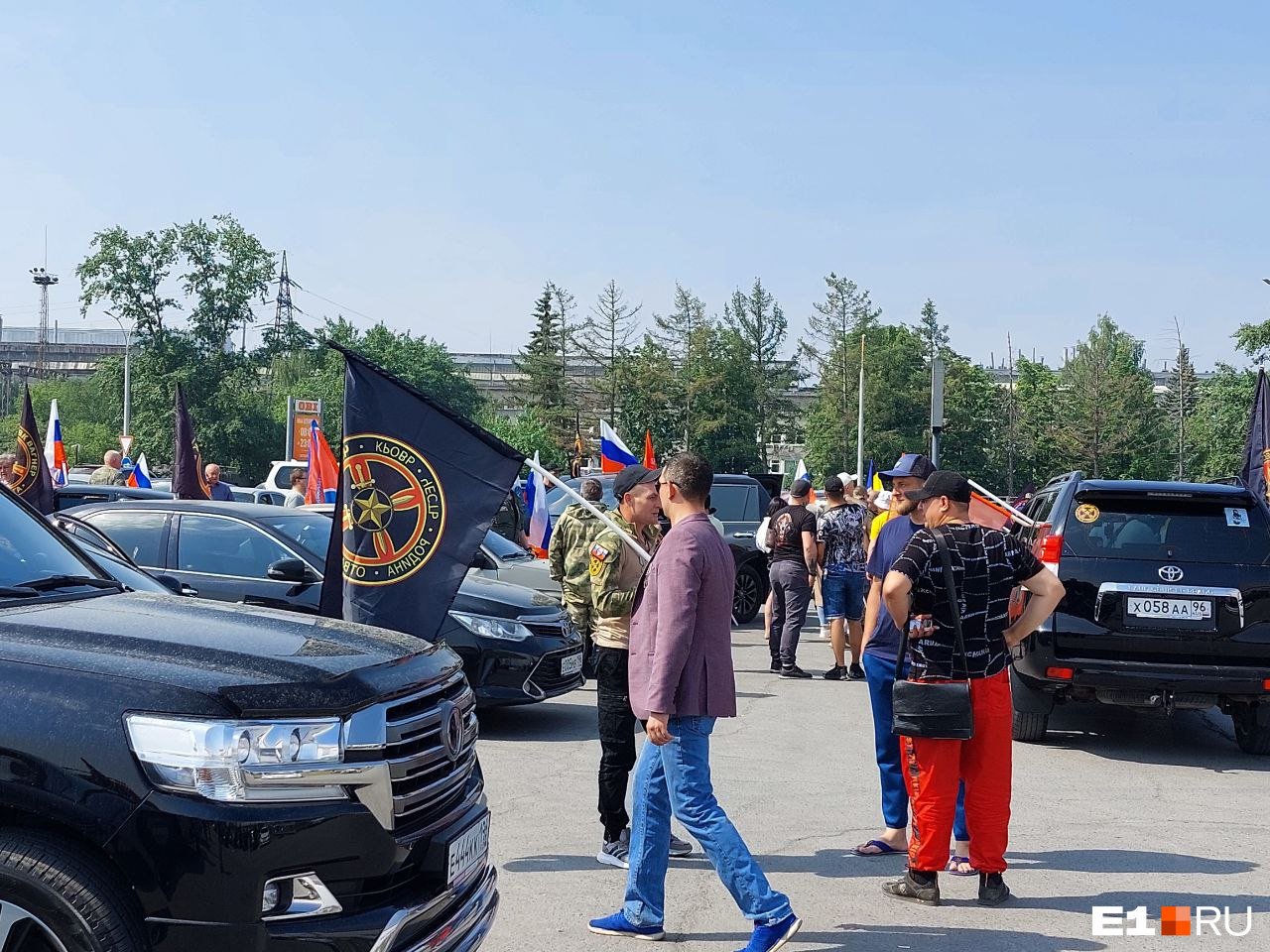 По Екатеринбургу промчалась сотня дорогих машин под флагами ЧВК «Вагнер». Объясняем, что происходит