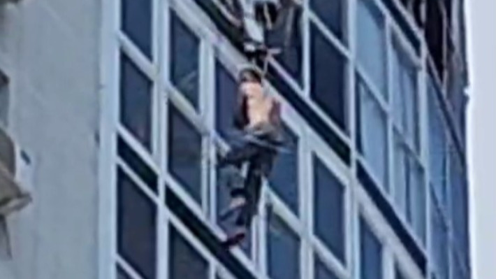 «Помогите!» Как программист, спасаясь от пожара в Екатеринбурге, сорвался с 19-го этажа: видео
