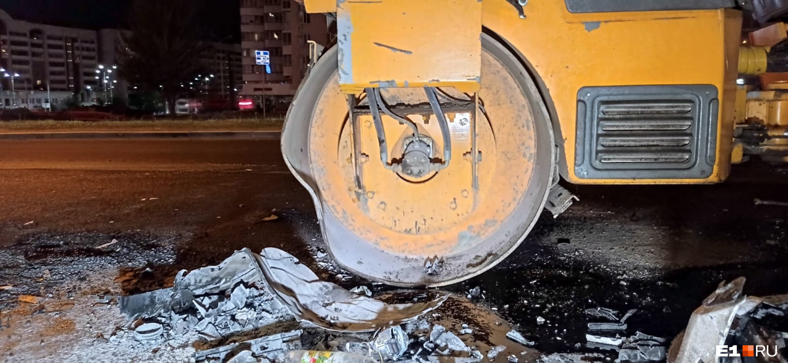 «Был в неадеквате». В центре Екатеринбурга водитель влетел в каток — да так, что сдвинул его на метр