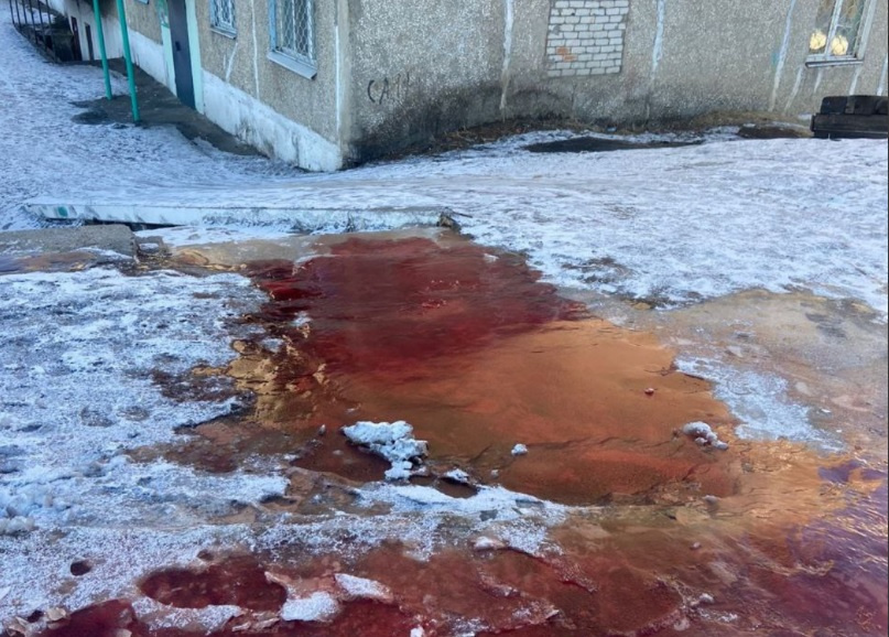Красная жидкость из септика больницы залила улицу в городе Забайкалья