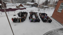 Школьники под Новосибирском выстроились в гигантское число 900 — зачем они это сделали