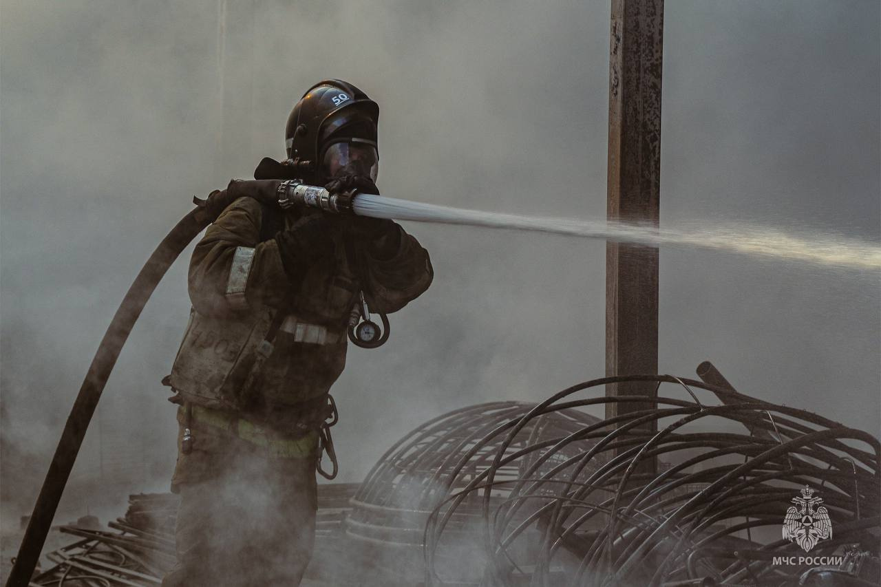 Пожар в «Леруа Мерлен» в городе Артёме: огонь ликвидировали на 700 кв. м. МЧС показывает видео