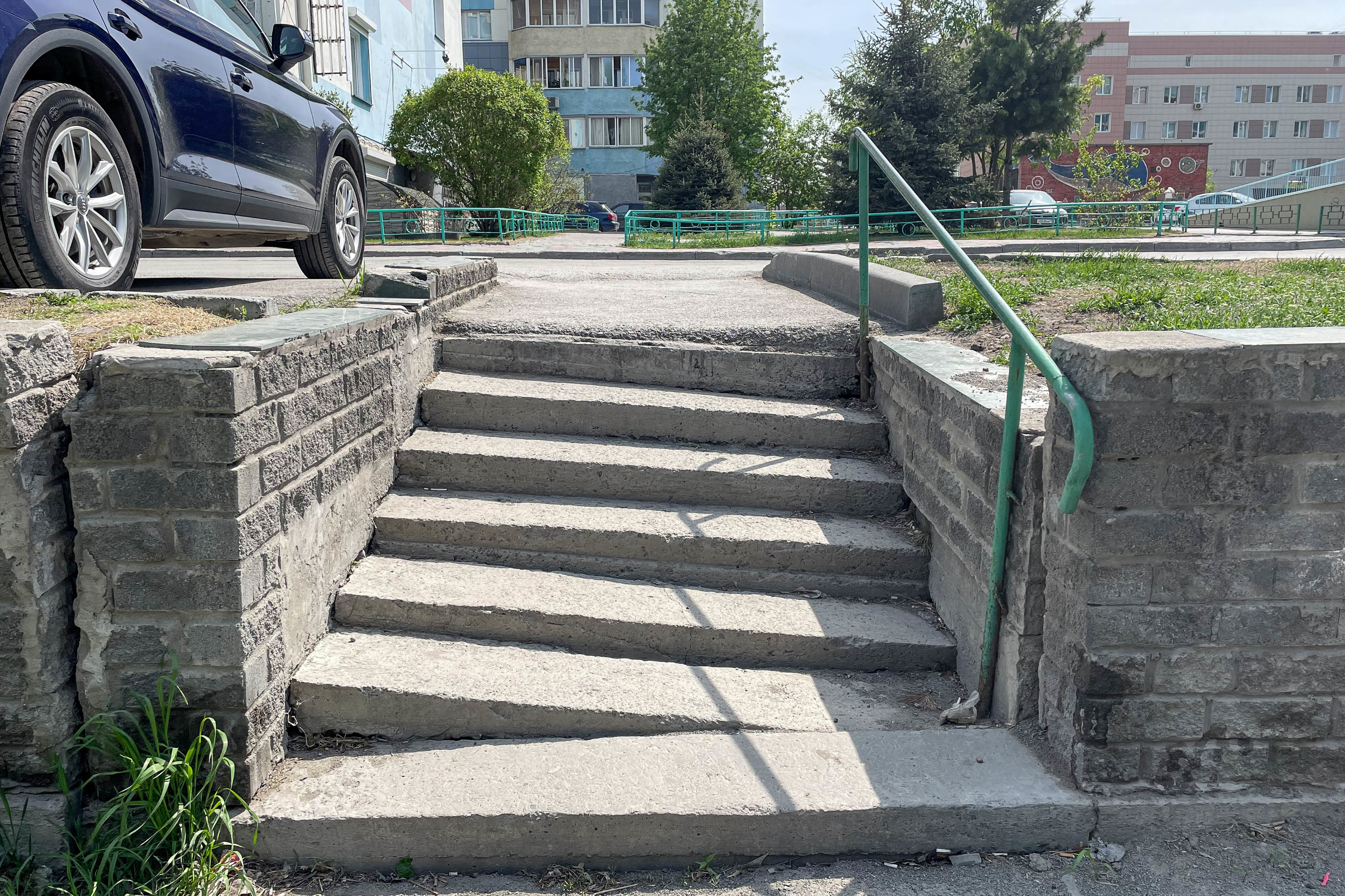 Левый берег от правого не отстает: здесь, например, бетонные ступени разъехались в разные стороны еще в 2019-м
