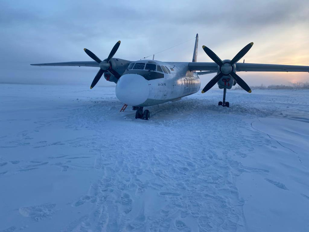 Самолет Ан-24 из-за ошибки экипажа приземлился не на ВПП, а на реку Колыму