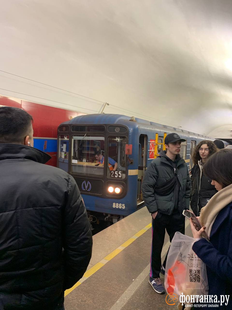 В метро Петербурга остановили движение по «синей» ветке из-за падения на пути