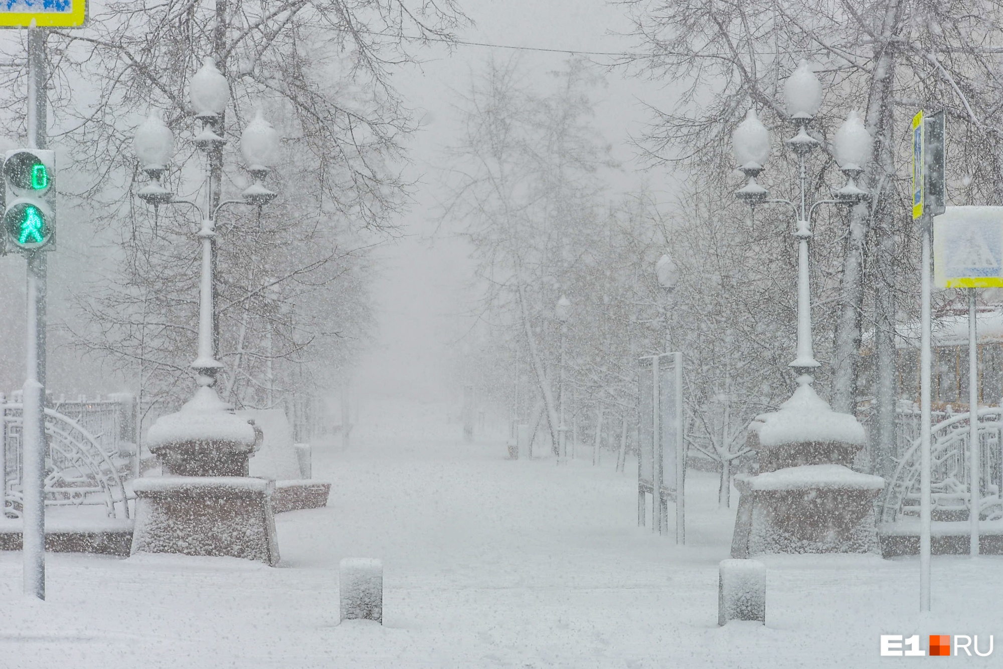 Екатеринбург накрыло сильным снегопадом. Когда он закончится?
