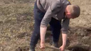 «Думаешь, хватит для твоего роста?»: сибиряк снял на видео, как он терроризирует односельчанина, — парень копал яму