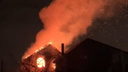 «Выбежали в трусах»: в Волгограде крупный пожар уничтожил двухэтажный дом супружеской пары — видео