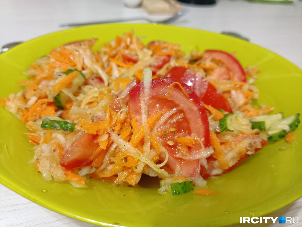 Овощные салатики с кольраби, морковкой, помидорами и огурцами — топ Овощные салатики с кольраби, морковкой, помидорами и огурцами — топ