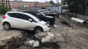 «Последствия дождя»: в Новосибирске рухнул грунт под колесами автомобилей — фото