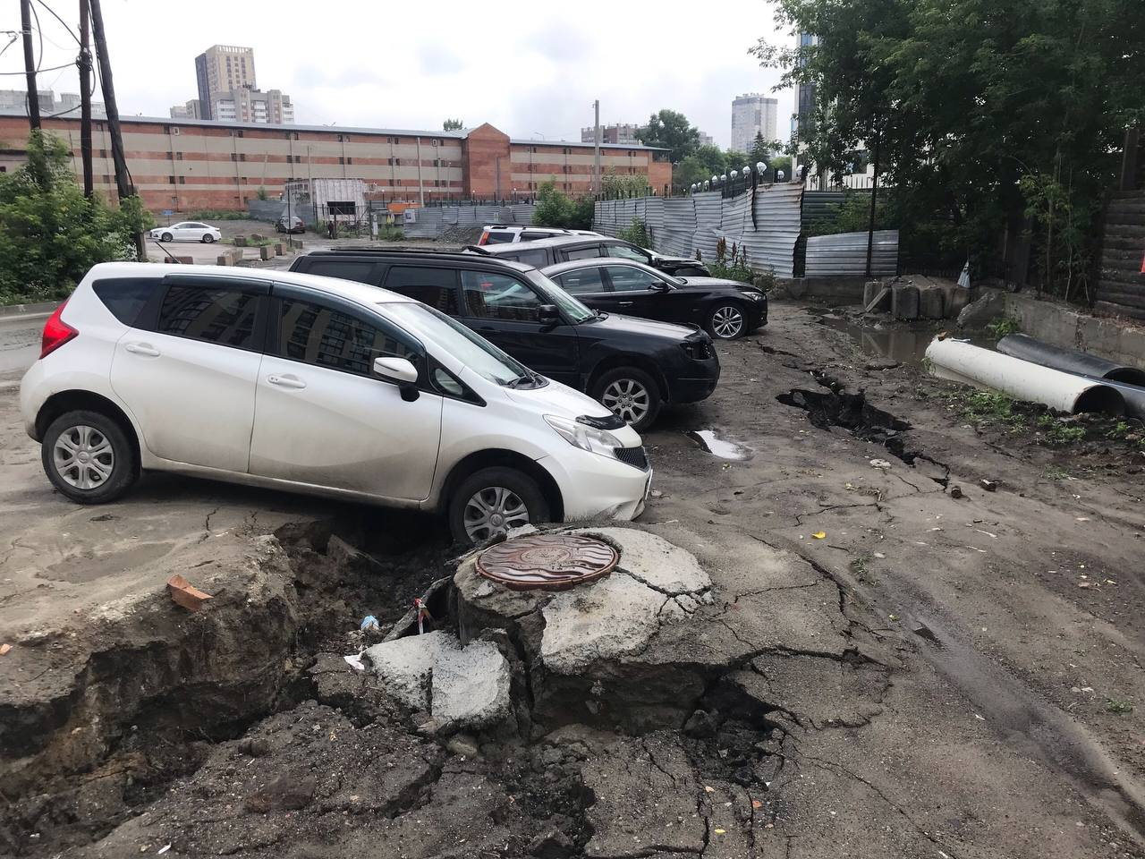 «Последствия дождя»: в Новосибирске рухнул грунт под колесами автомобилей — фото