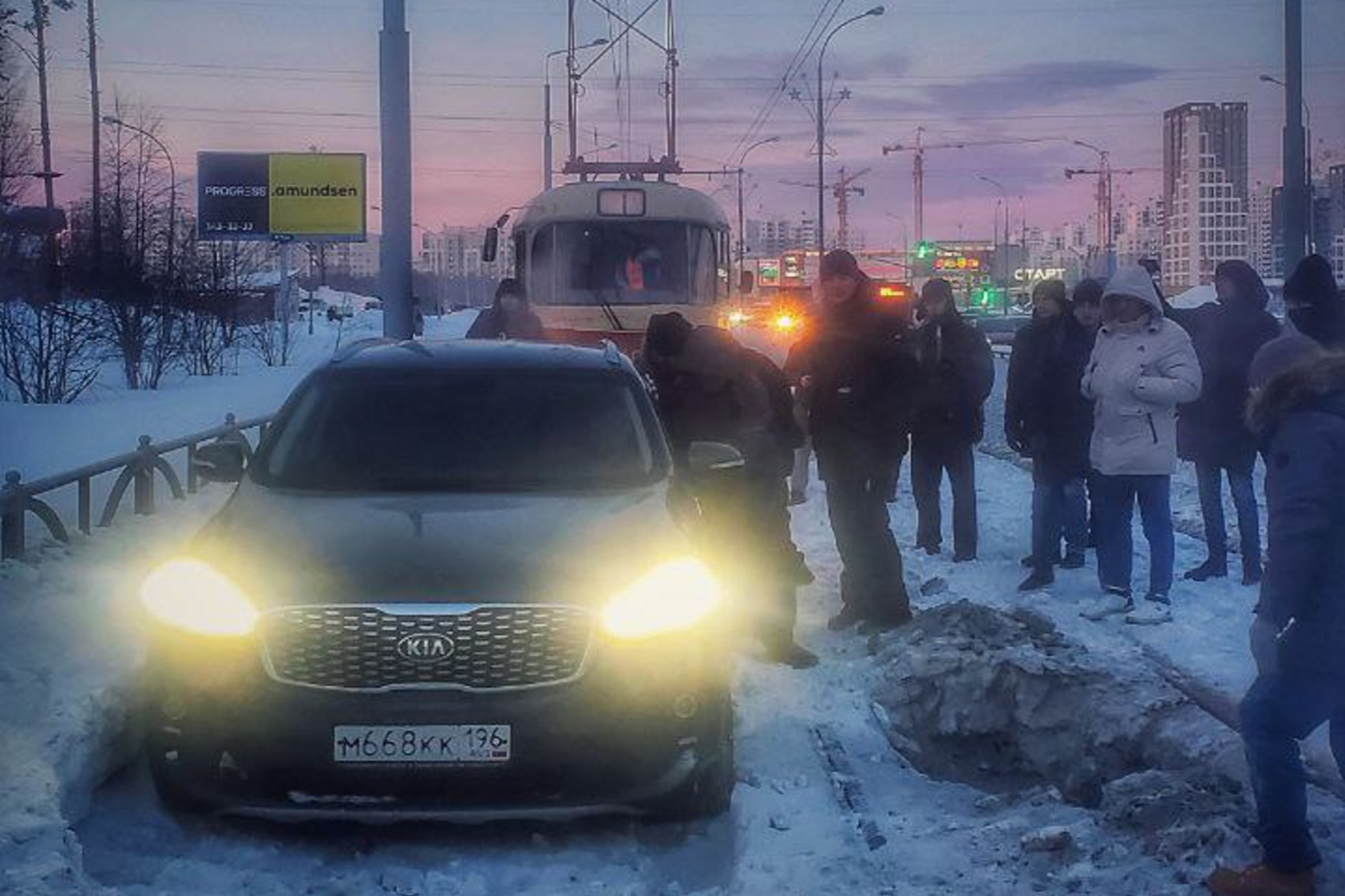 Чиновники в Екатеринбурге предложили запретить автомобилям выезжать на трамвайные пути. Почему это не сработает?
