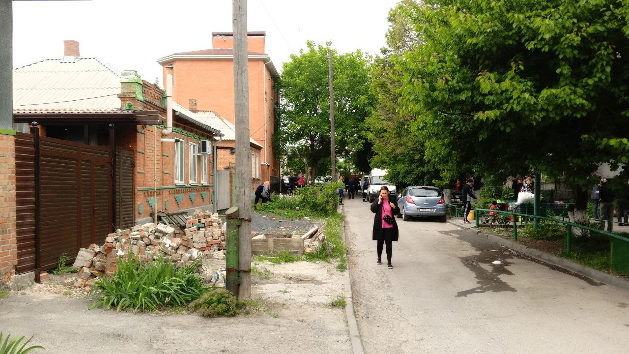 В Ростове эвакуируют пятиэтажный жилой дом — жители выносят вещи на улицу