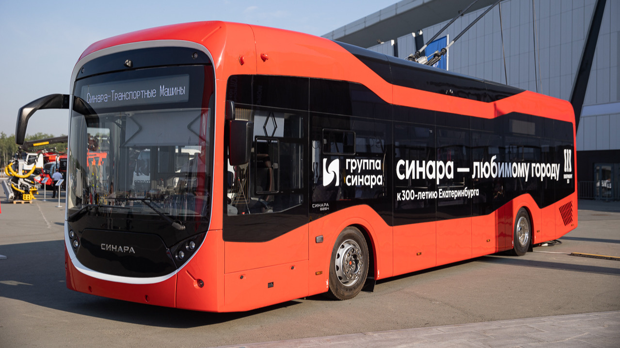 Екатеринбургу подарили необычный красный троллейбус на батарейках. Тест-драйв