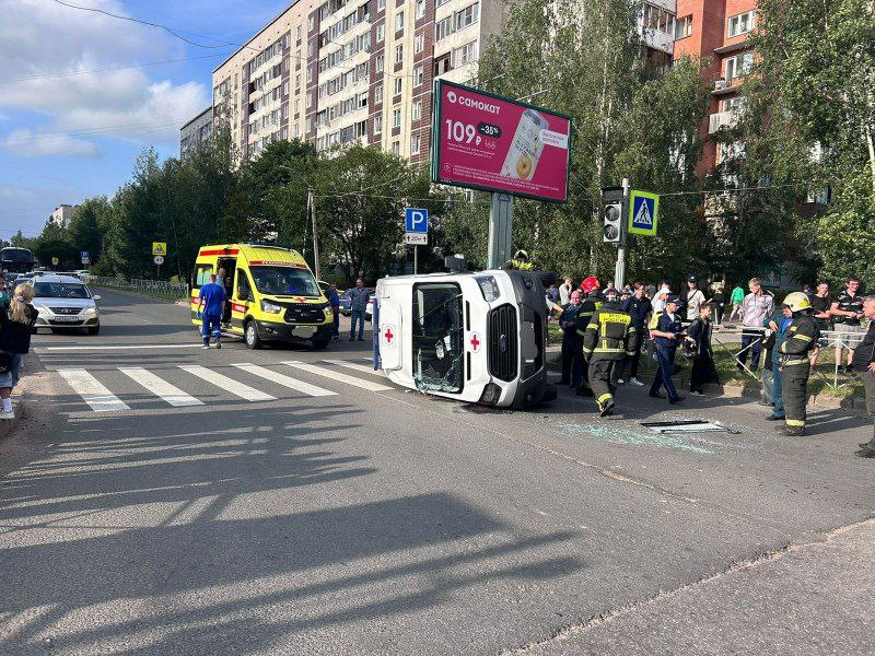 Во Всеволожске ехавшая на вызов скорая попала в ДТП и очутилась на боку