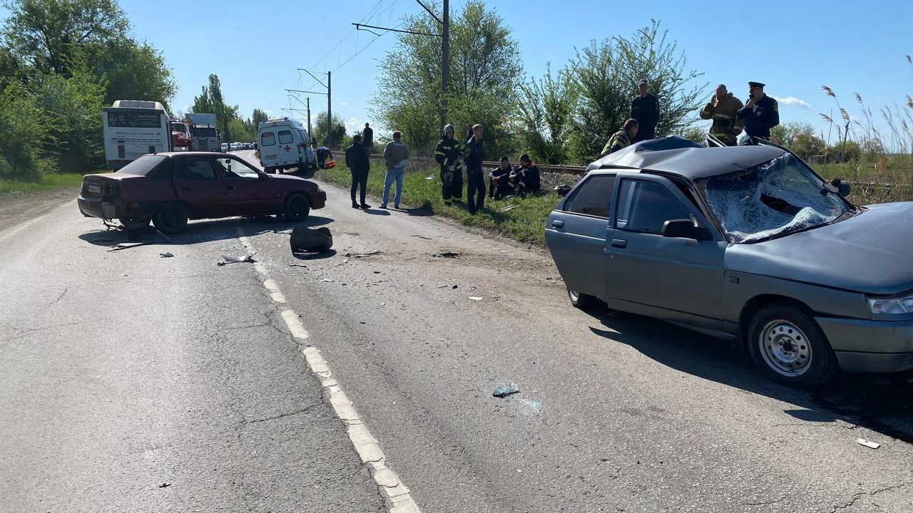 Автобус на Дону врезался в сломавшийся ВАЗ: погиб чинивший машину юноша