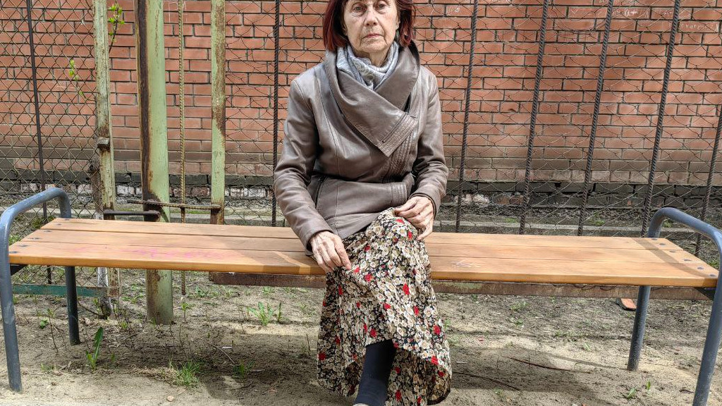 «Мужик с бутылкой тянул ее к себе домой»: корреспондент NGS24.RU спас на Красрабе 79-летнюю женщину, внезапно потерявшую память