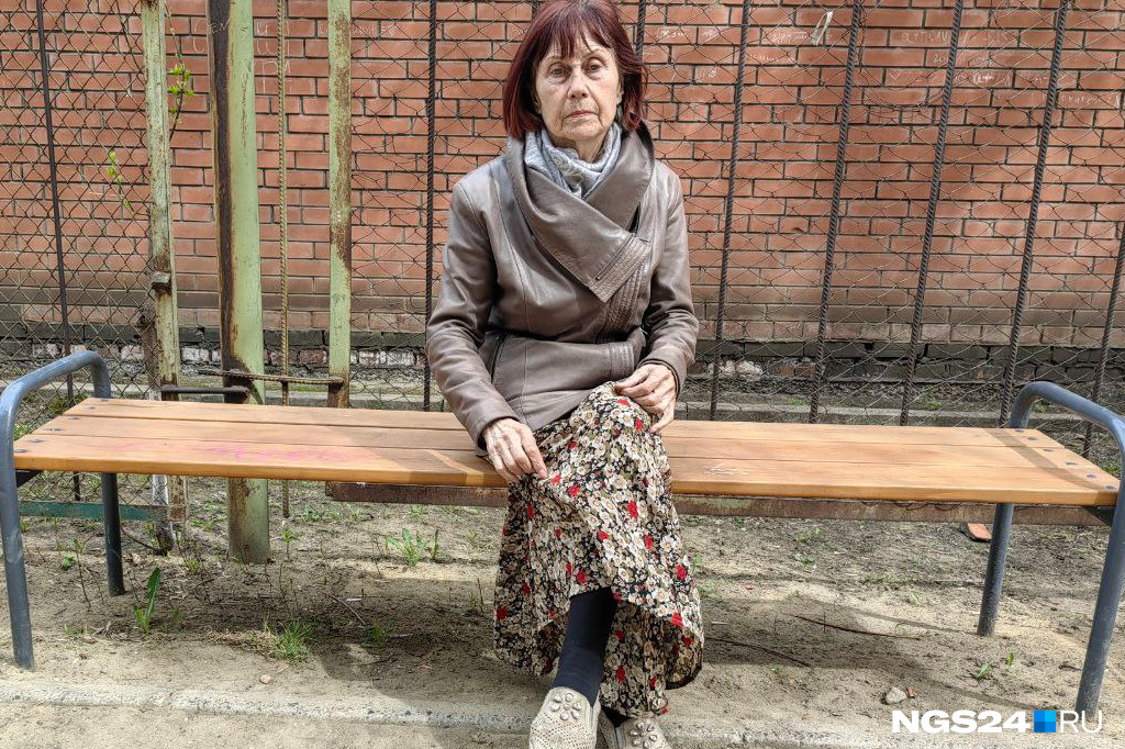 «Мужик с бутылкой тянул ее к себе домой»: корреспондент NGS24.RU спас на Красрабе 79-летнюю женщину, внезапно потерявшую память