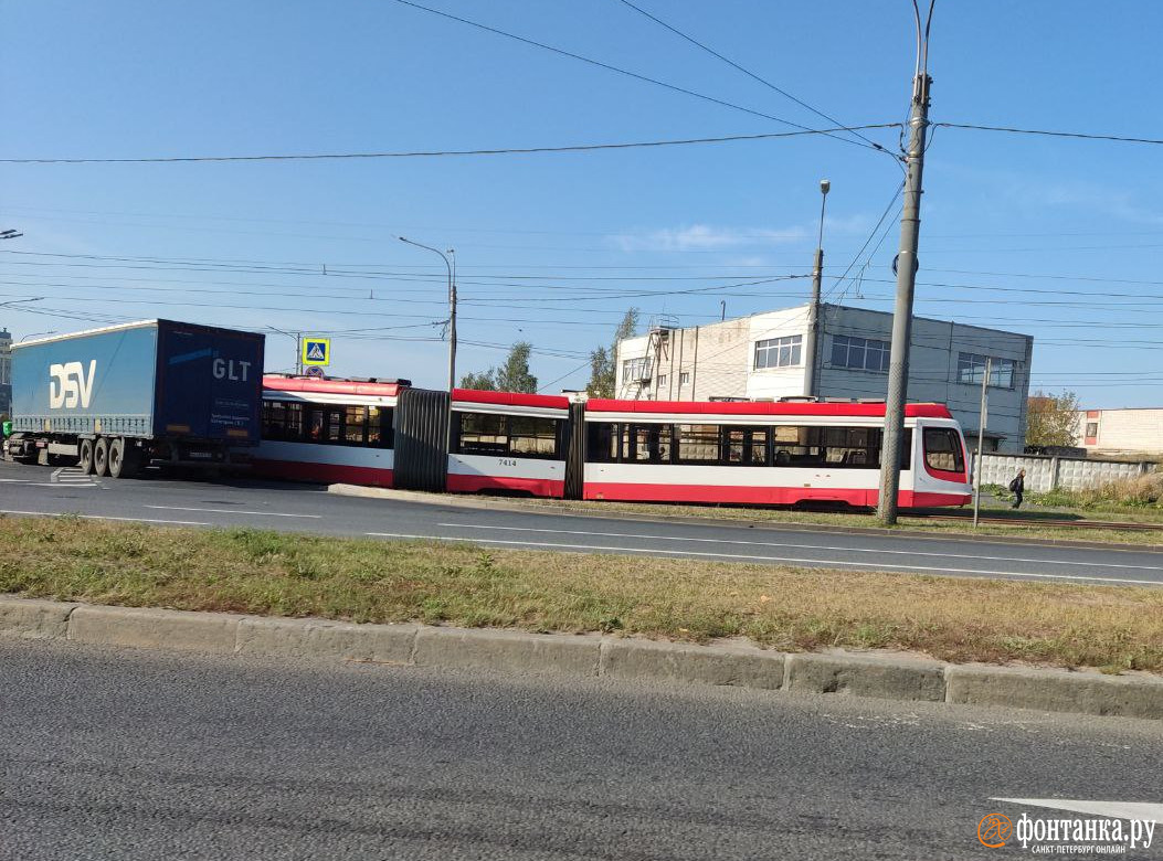 Грузовик снес трамвай на повороте с проспекта Обуховской Обороны