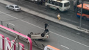 «Наехал на бордюр»: седан перевернулся на площади Маркса — видео с места ДТП