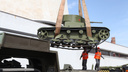 В Волгограде сфотографировали погрузку старых танков для воинского эшелона