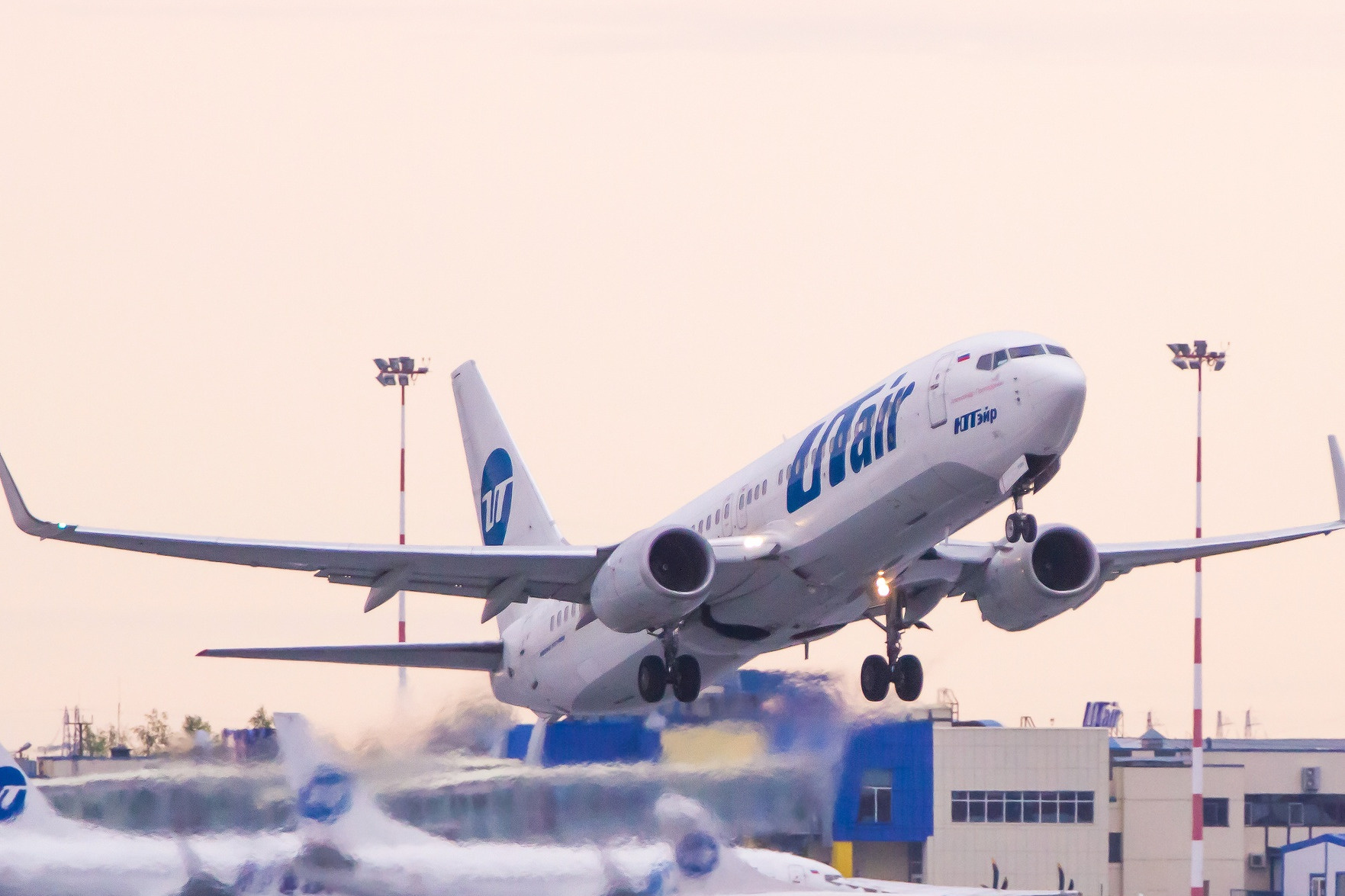 прибытие рейса самолета сургут саратов. авиабилеты сургут москва прямой. сургут махачкала авиа перелет на карте россии. авиакомпании россии 2023. росавиация.