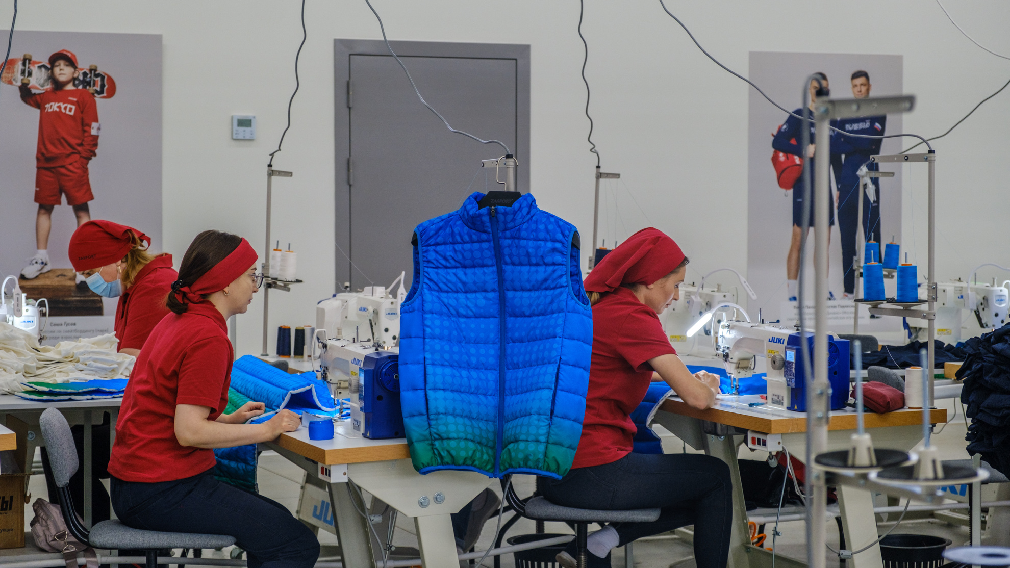 За 44 тысячи в месяц: как на башкирской фабрике шьют одежду для бренда, который основала дочь генерала ФСБ