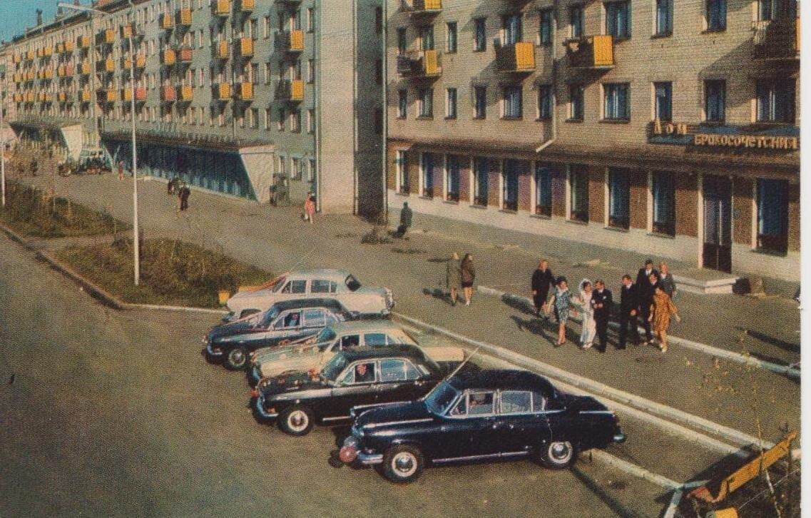 В советские годы на первом этаже обычной пятиэтажки по улице Мельникайте, 97 располагался Дом бракосочетаний: именно там регистрировали браки тюменцев