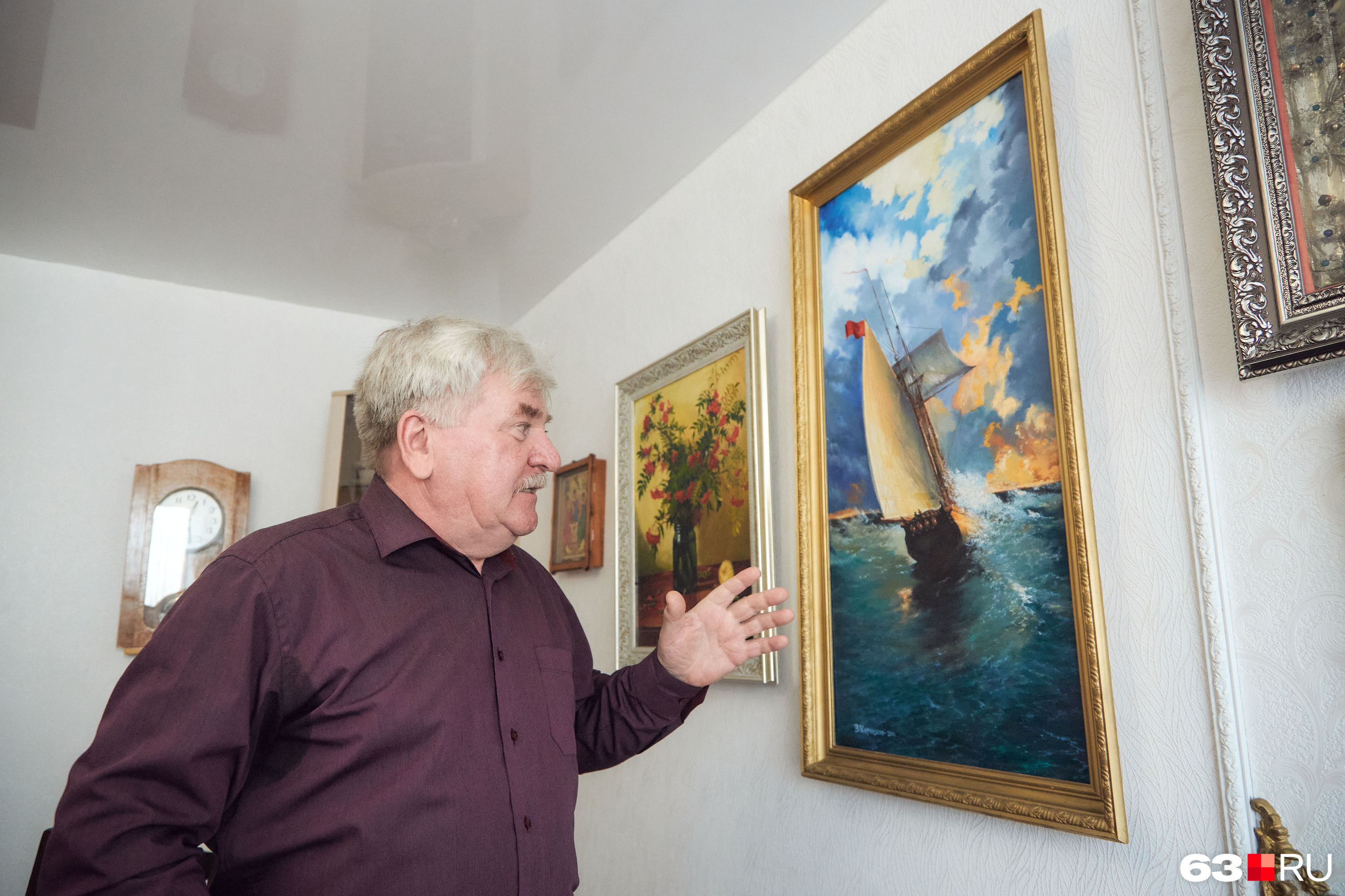 Дома у Владимира Кирюшкина повсюду висят полотна его собственного творения