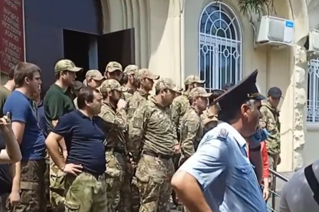 К зданию парламента Абхазии стянуты войска, в него третий день прорываются люди. Что происходит в разгар сезона?