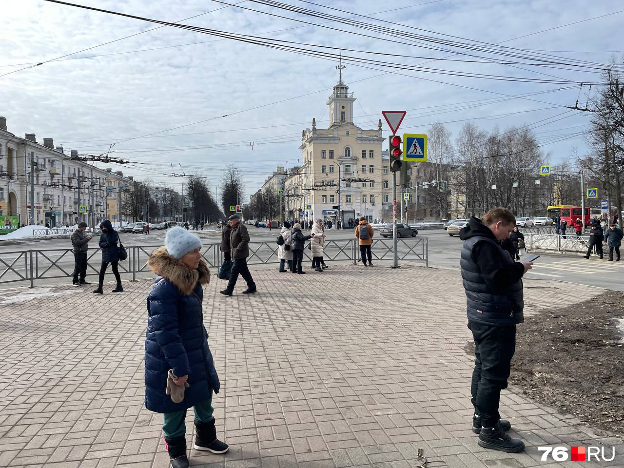 Эвакуировали детский сад. В центре Ярославля горит многоквартирный  дом-сталинка. Онлайн-репортаж | 14.03.2024 | Ярославль - БезФормата