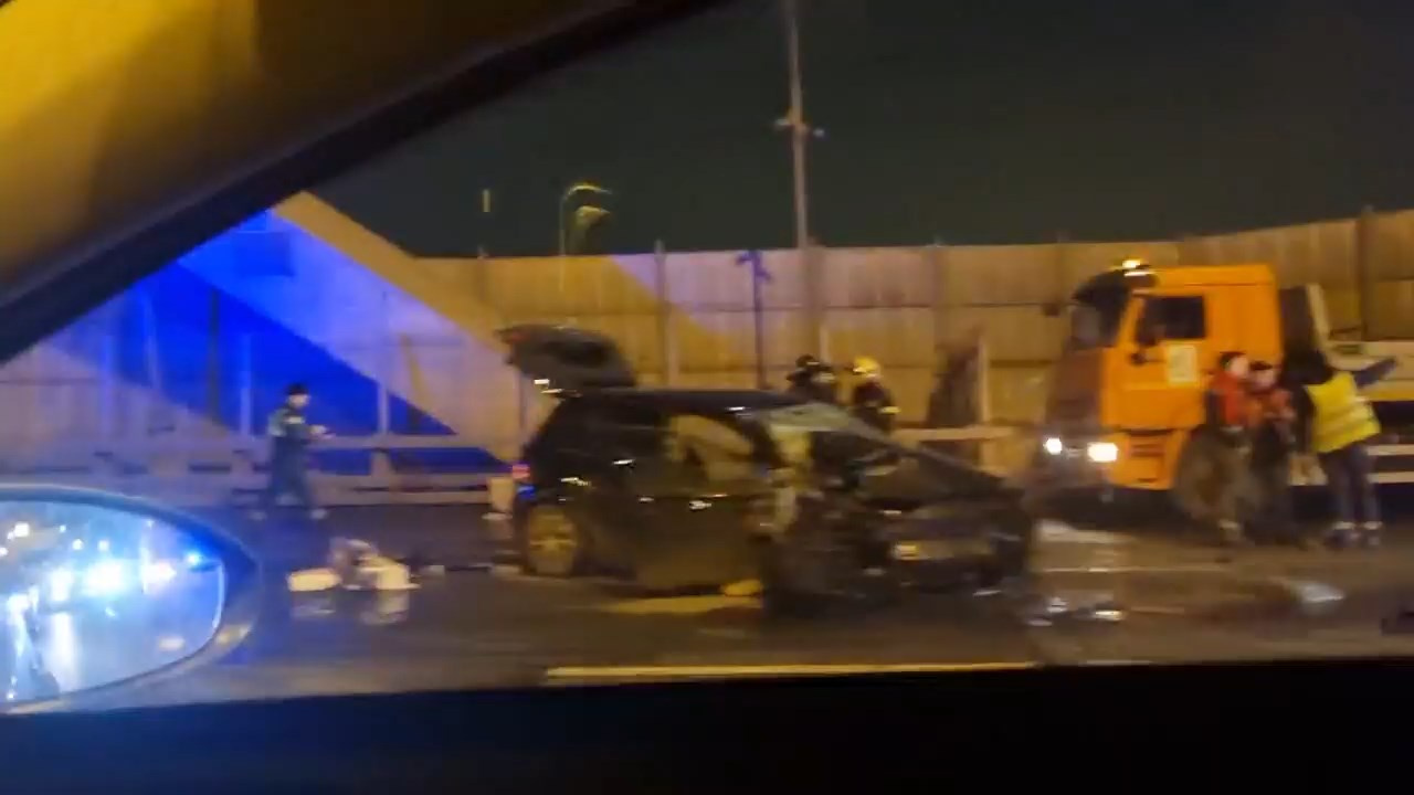 В ночном ДТП с дорожниками на КАД тяжело пострадали три человека