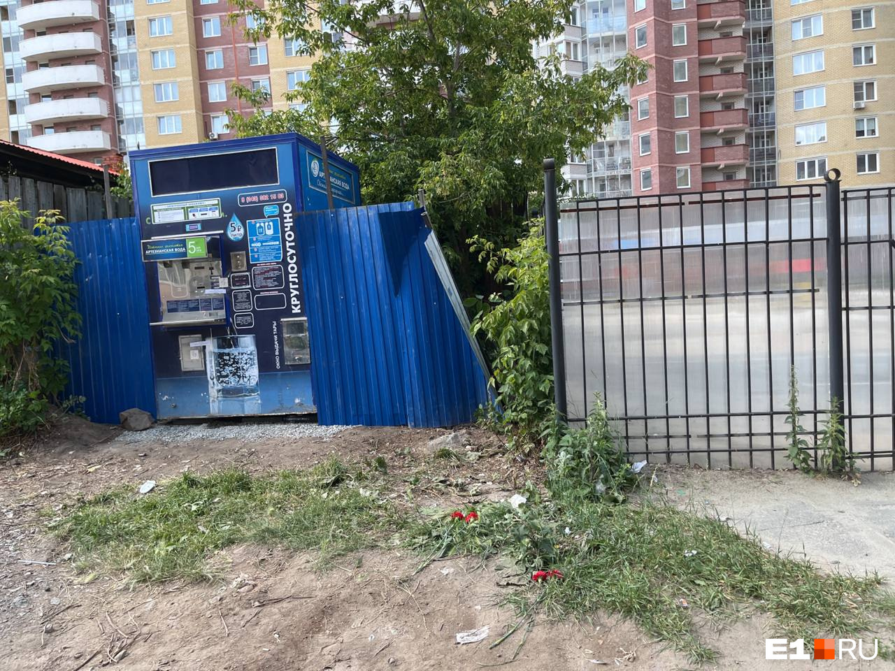 Вот место, где произошла трагедия. Подросток перелезал через забор, чтобы достать футбольный мяч
