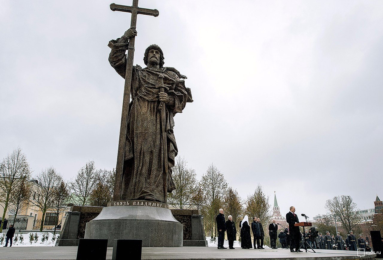 Памятник Владимиру Крестителю в Москве