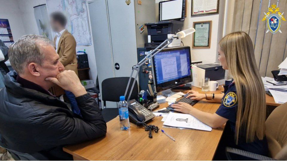 Юрий Карих (слева) в кабинете следователя СКР