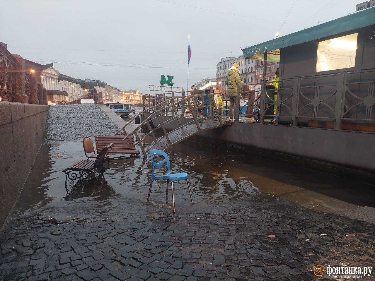 Уровень воды в Неве в Петербурге превысил 160 сантиметров - 7 октября 2023  - ФОНТАНКА.ру