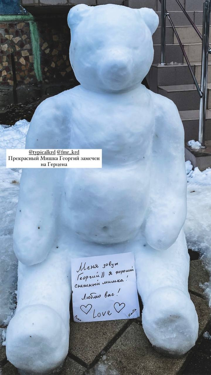 снеговики слепленные. весёлый снеговик лепка из снега. лепить снеговика. соревнования в астрахани снеговик. снеговик фигура из снега.