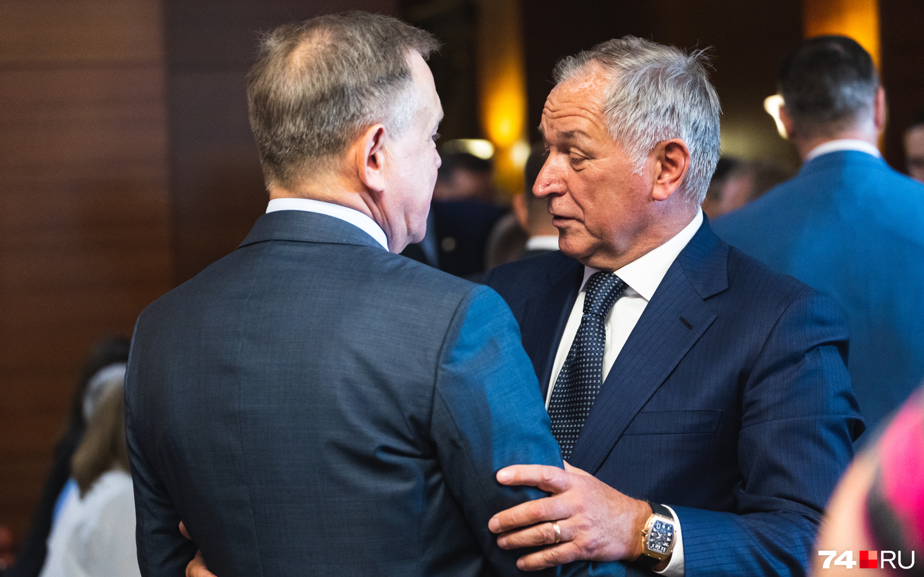 Президент УК «Южуралзолото Группа компаний» Константин Струков (справа) тоже использовал кофе-брейк для общения Президент УК «Южуралзолото Группа компаний» Константин Струков (справа) тоже использовал кофе-брейк для общения