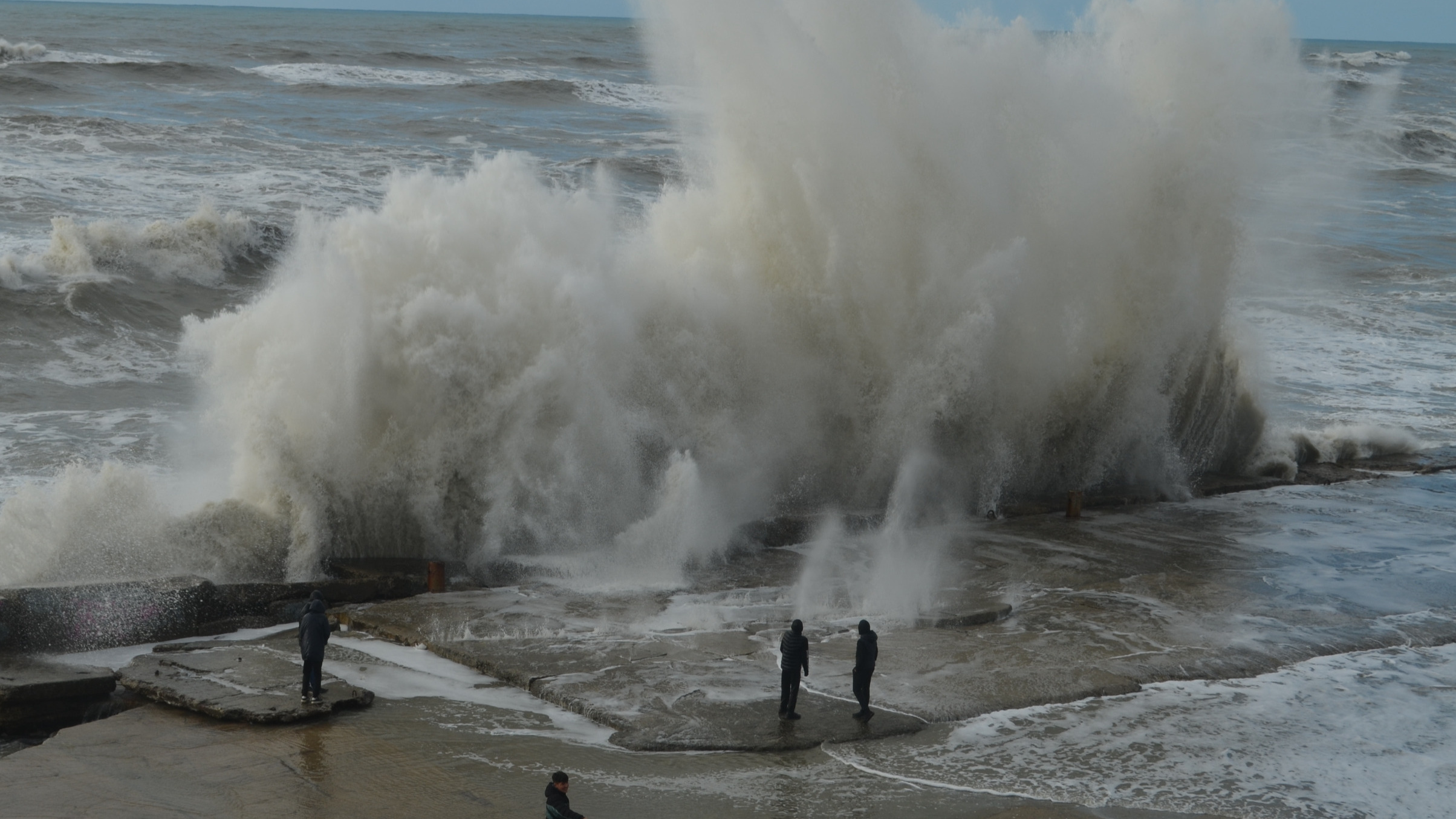 К берегам Сочи идут большие волны: туристам закрыли доступ на пляж