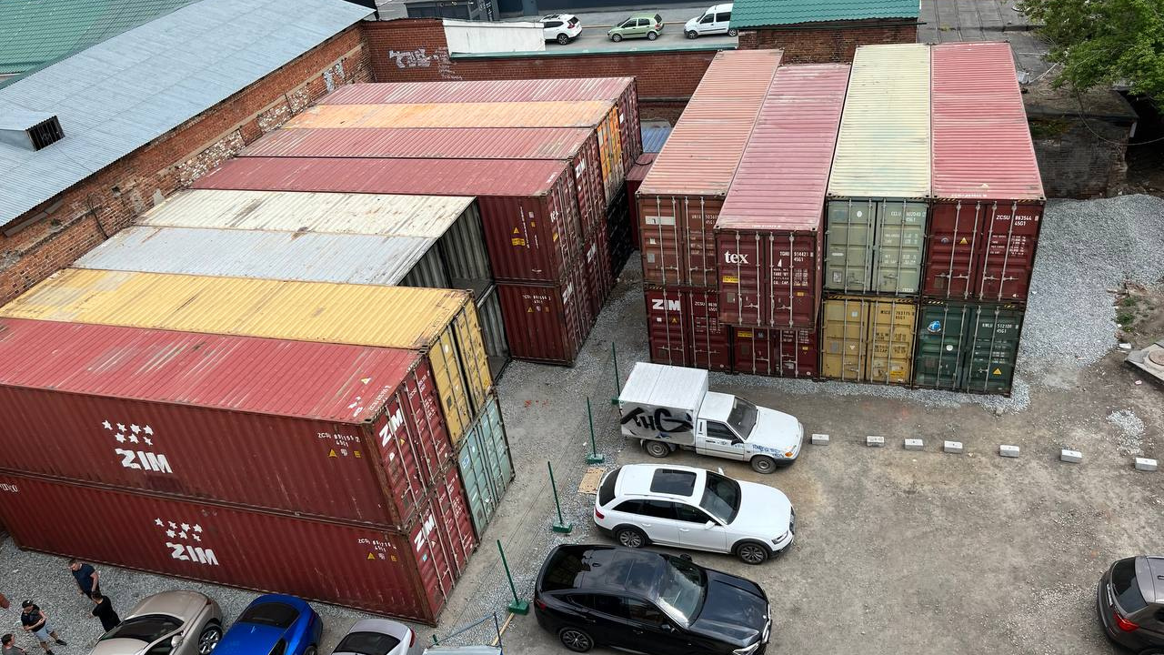 Под носом у мэрии: в центр Екатеринбурга свезли кучу морских контейнеров, чтобы открыть в них офисы