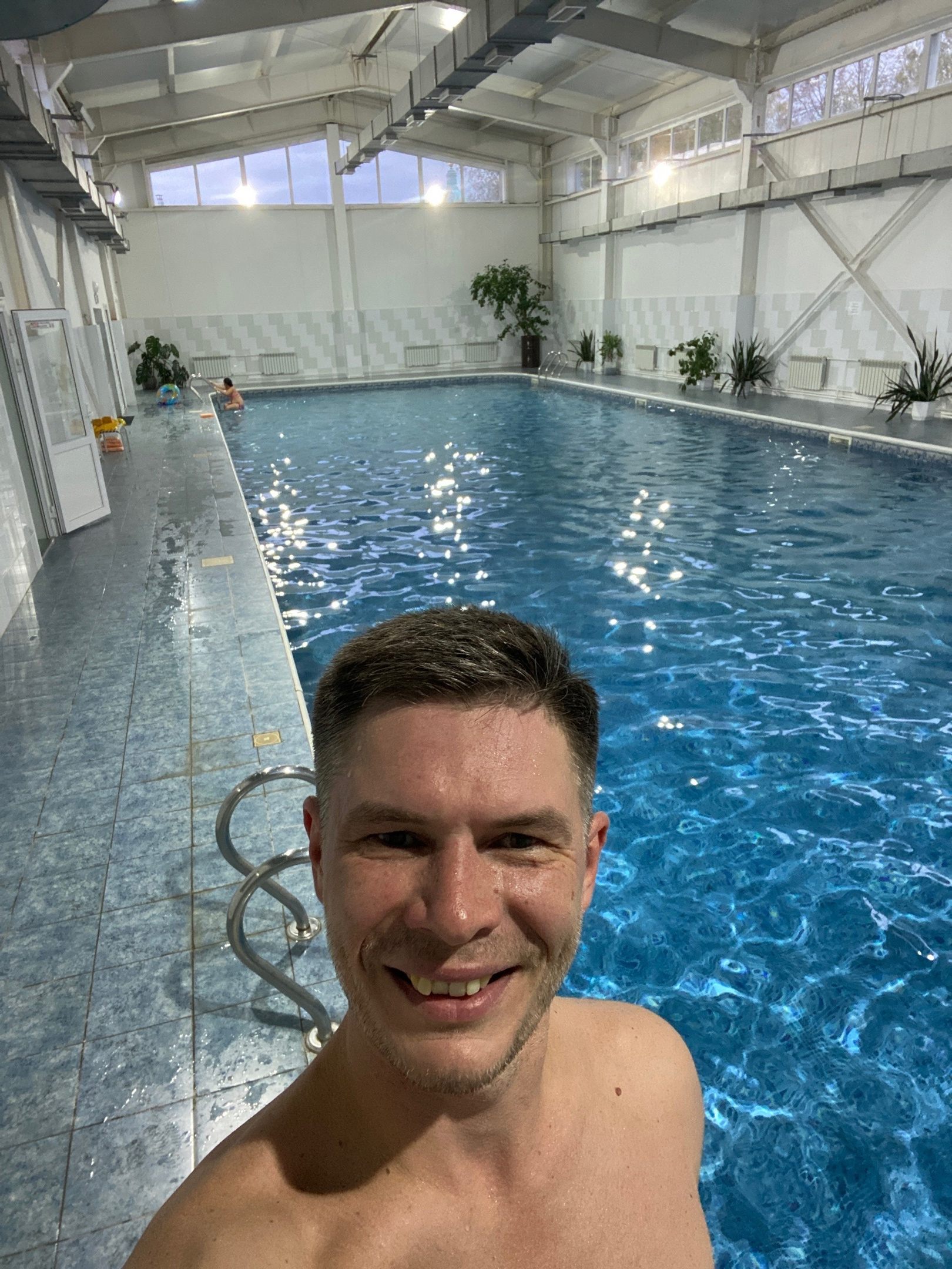 Создатель усадьбы Кирилл Лазаревых на фоне свежеоткрытого бассейна