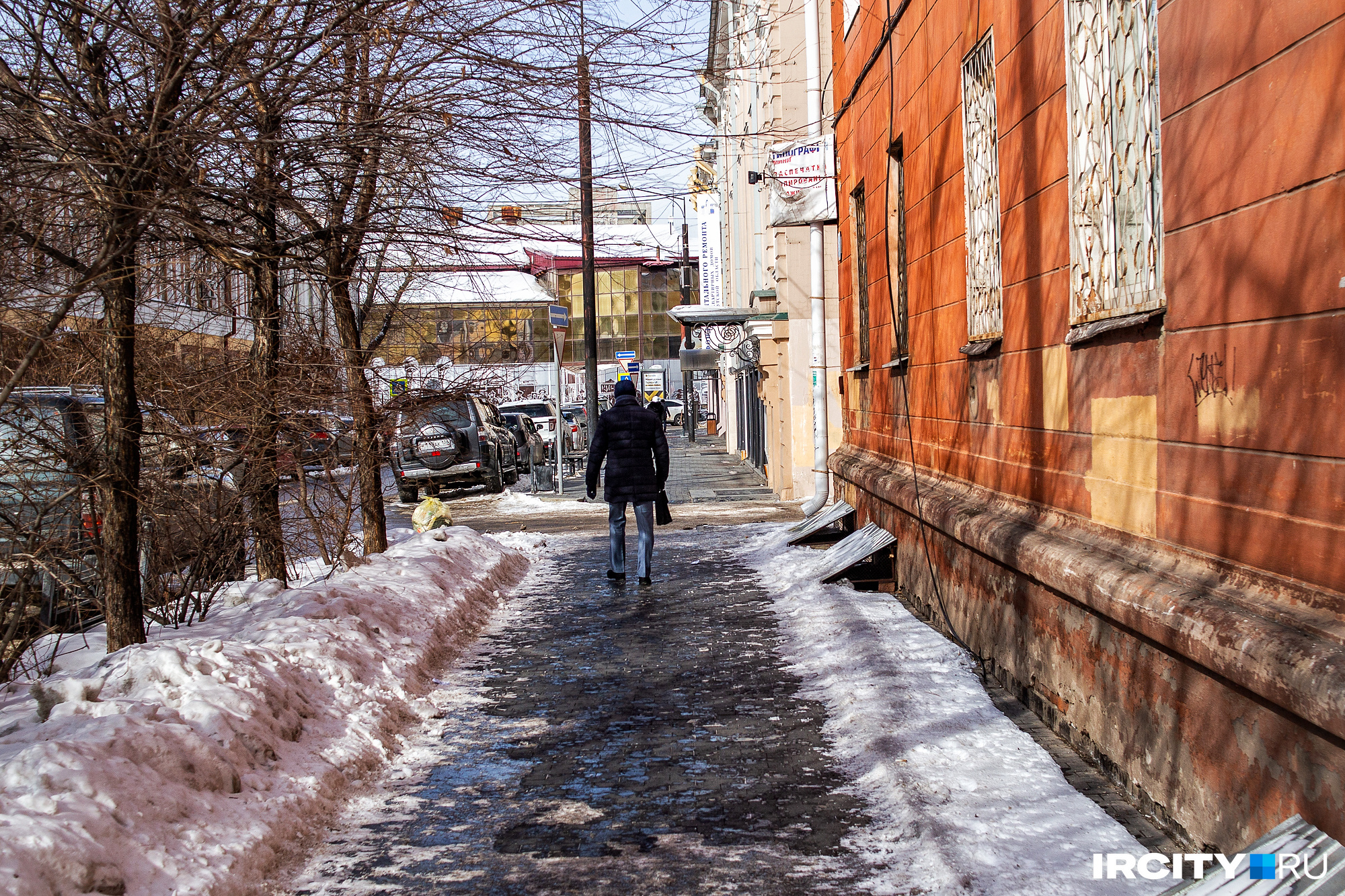 Весну в Иркутске можно безошибочно определить по ледяным тротуарам — днем снег на них тает, превращаясь в лужи, а ночью замерзает, получается «хрустящая корочка»