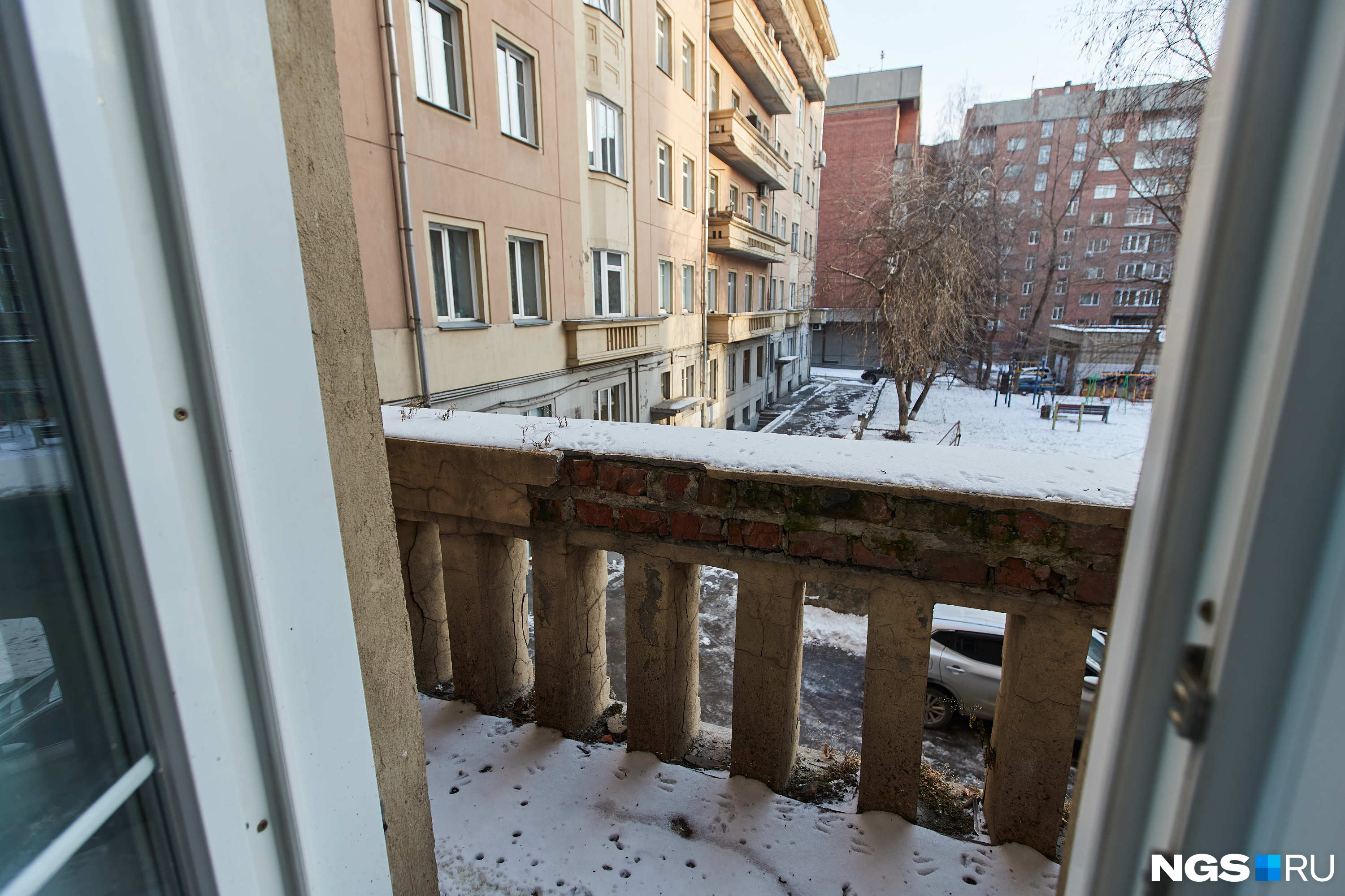 В квартире два балкона, с обоих открывается уютный вид, хотя конструкции и выглядят обветшало